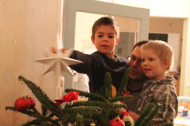 2013-12-14 Zelie mange du pain, les garcons decore le sapin 025.JPG